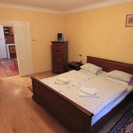 Cool 1 Bedroom Prokopska Apartment In Mala Strana Praga Exterior foto